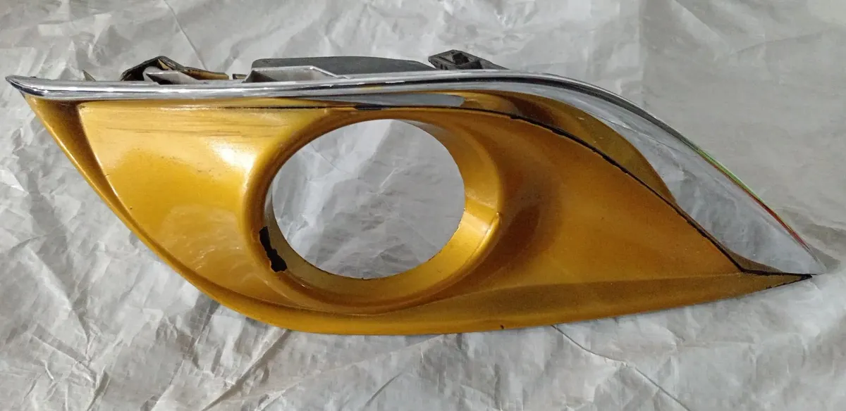 Bisel De Faro De Niebla Delantero Nissan Versa 2015-2019