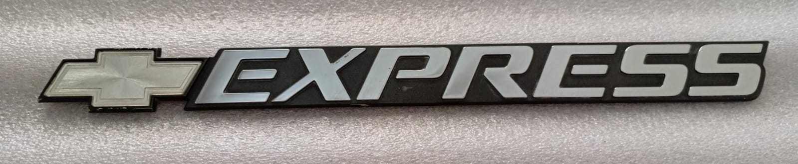 Emblema original Chevrolet Express, puertas traseras o laterales modelo 2003 al 2020