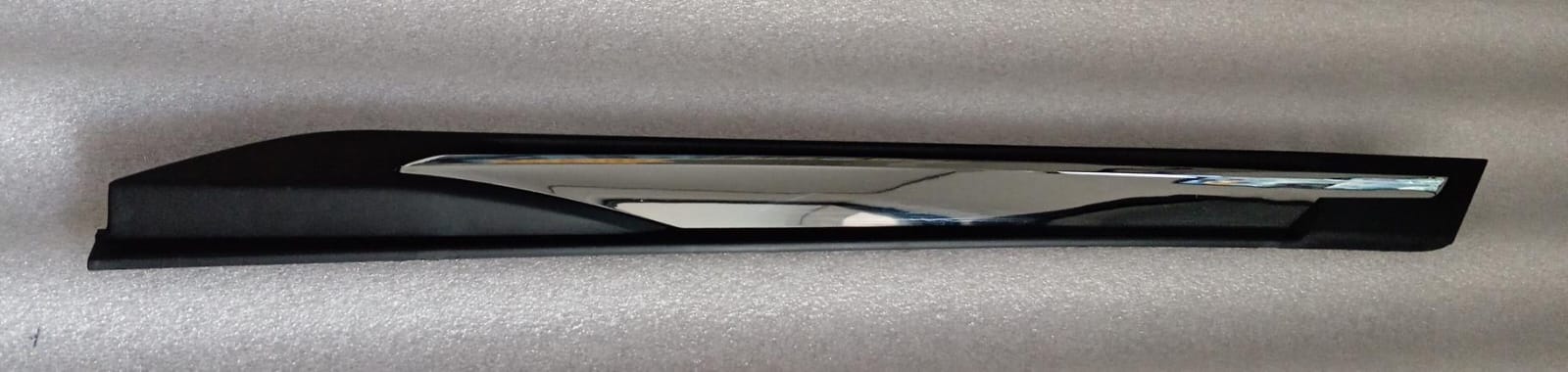 Moldura puerta delantera Izquierda Nissan kicks  Mod. 2017-2024